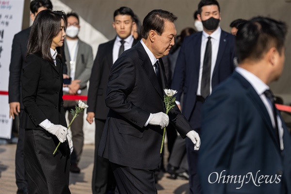  윤석열 대통령과 김건희 여사가 31일 오전 서울시청 앞 서울광장에 마련된 '이태원 사고 사망자 합동분향소'에서 조문을 하고 있다.