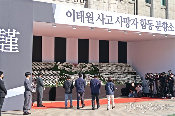 시민들이 31일 오전 서울광장에 마련된 '이태원 사고 사망자 합동 분향소'를 찾아 조문하고 있다. 