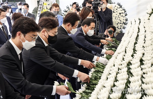 이재명 더불어민주당 대표와 최고위원들이 31일 서울 용산구 녹사평광장에 마련된 이태원 압사 참사 희생자 합동분향소를 찾아 조문하고 있다.