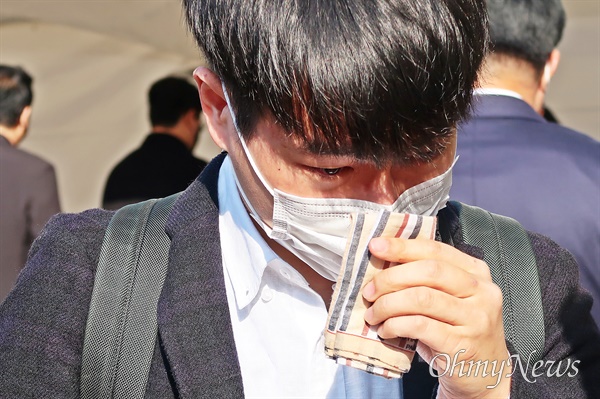 '이태원 사고 사망자 합동 분향소'가 31일 오전 서울광장에 마련됐다. 분향을 마친 한 시민이 눈물을 훔치고 있다. 