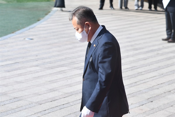 이상민 행정안전부 장관이 31일 서울 중구 서울광장에 마련된 '이태원 참사 합동분향소'에서 희생자들을 추모한 후 돌아서고 있다.