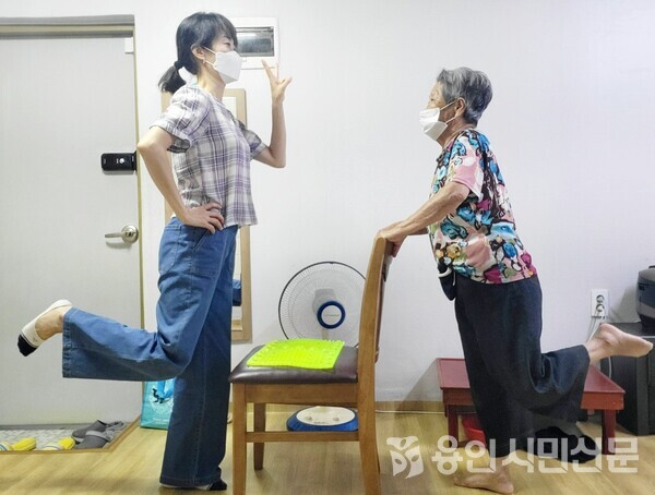 한 노인이 방문건강관리 간호사와 함께 근력 강화 체조를 하고 있다.(자료사진)