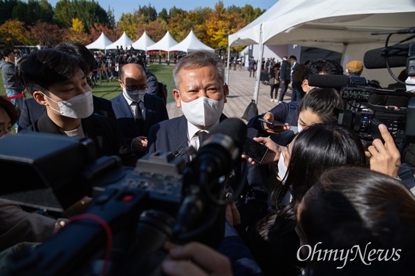 이상민 행정안전부 장관이 31일 오전 서울시청 앞에 마련된 '이태원사고 사망자 합동분향소'에서 조문을 마치고 기자들의 질문에 답변하고 있다. 