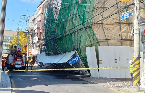 31일 오전 대구 옛 동아백화점 본점 리모델링 현장에서 안전휀스가 무너져 지나가는 행인이 다치는 사고가 발생했다.