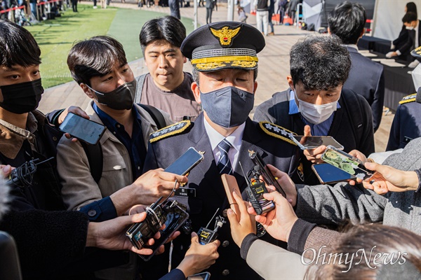 윤희근 경찰청장이 31일 오전 서울시청 앞 '이태원 사고 사망자 합동분향소'에서 조문을 마치고 기자들의 질문에 답변하고 있다.