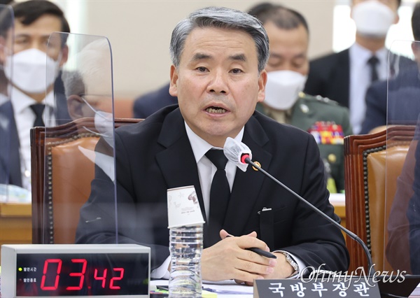 이종섭 국방부 장관이 31일 오후 서울 여의도 국회에서 열린 국방위원회 전체회의에 참석해 의원들의 질의에 답변하고 있다.