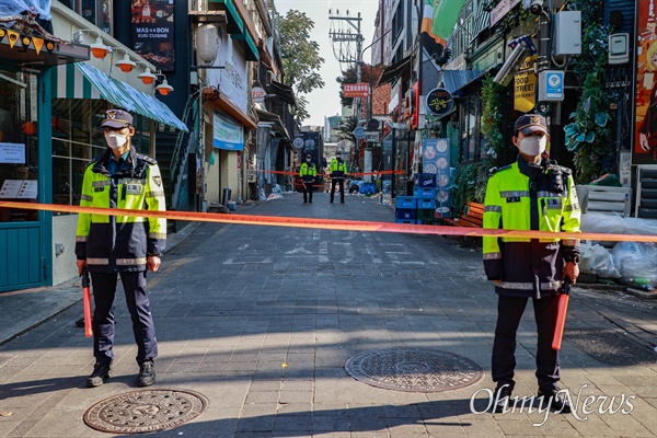 31일 오후 서울 용산구 이태원 압사 참사가 발생한 골목길로 향하는 길이 경찰에 의해 통제되고 있다.