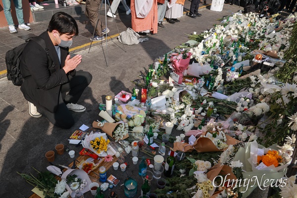 31일 오후 서울 용산구 이태원역 1번 출구앞에 마련된 이태원 압사 참사 희생자 추모공간에서 내외국인들이 희생자들을 추모하고 있다.