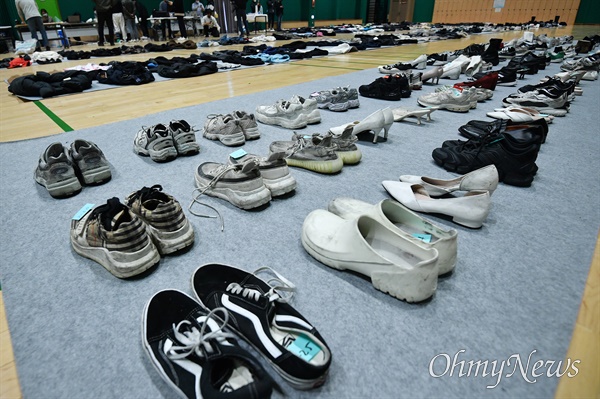 1일 오전 서울 용산구 원효로 다목적 실내체육관에 이태원 압사 참사 관련 유실물센터가 마련되어 옷, 신발, 가방 등 유실물들이 놓여 있다.