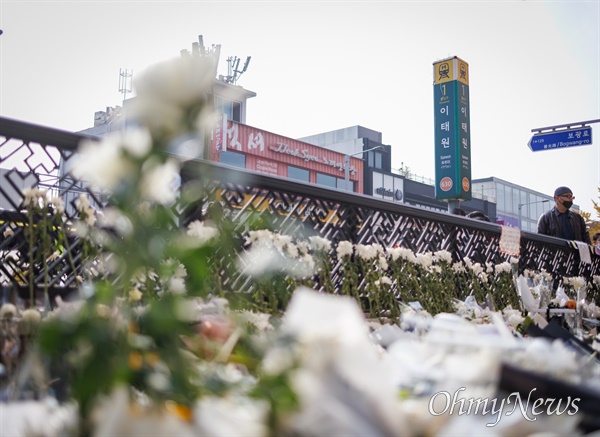 1일 오후 이태원 압사 참사 희생자를 추모하는 국화와 메모가 서울 용산구 이태원역 1번 출구 주변을 가득 채우고 있다.