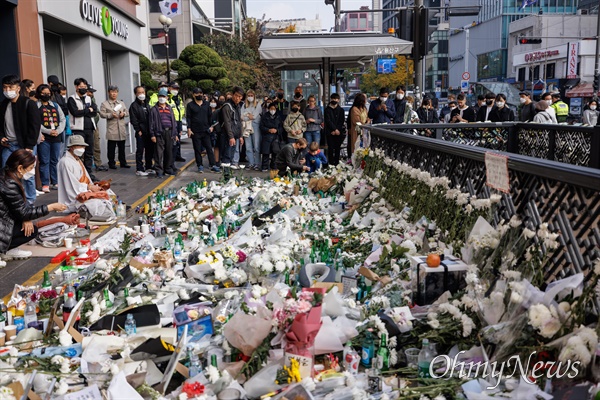 1일 오후 이태원 압사 참사’ 희생자를 추모하는 국화와 메모가 서울 용산구 이태원역 1번 출구 주변을 가득 채우고 있다.