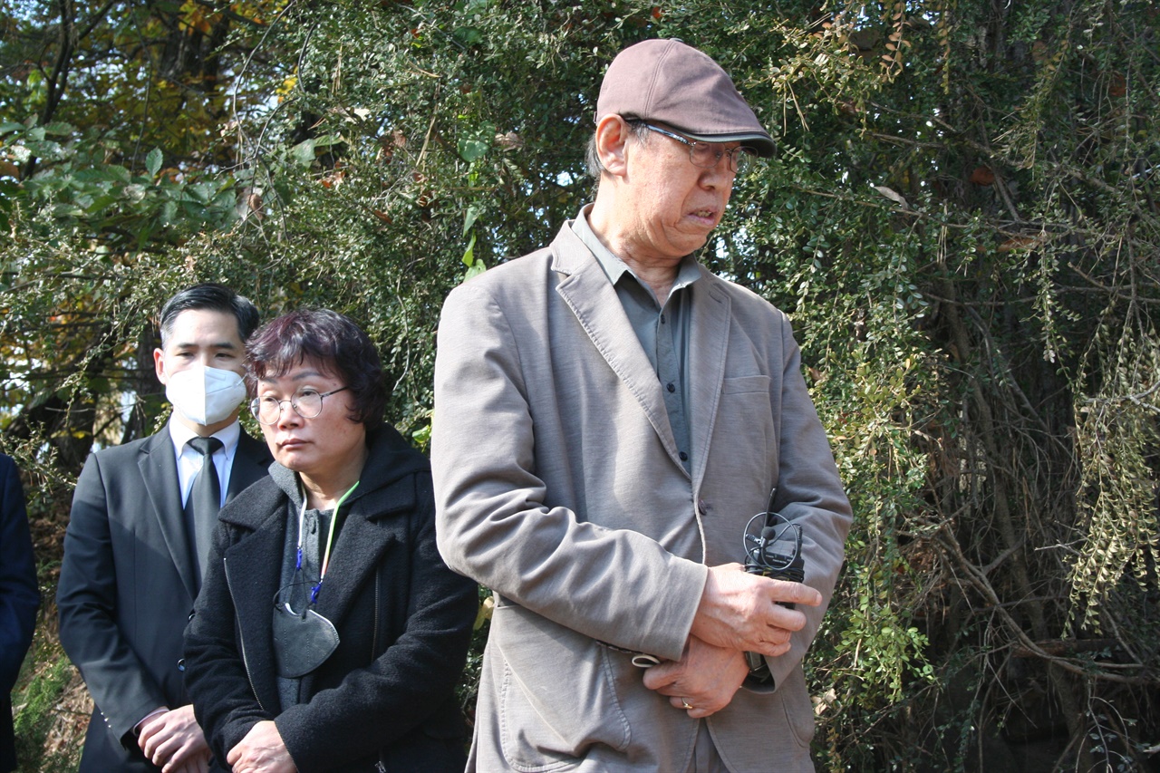고 김금수 선생의 하관식에서 추모사 도중 고인이 묻힌 땅을 쳐다보는 단병호 민주노총 전 위원장의 모습이다.