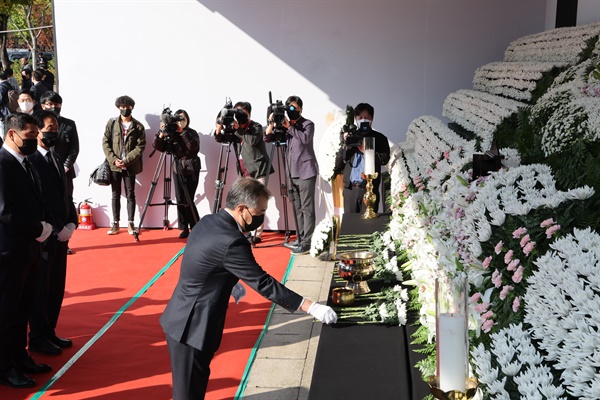10월 31일 김현기 서울시의회 의장이 서울광장에 마련된 '이태원 사고 사망자 합동분향소'를 찾아 헌화하고 있다.