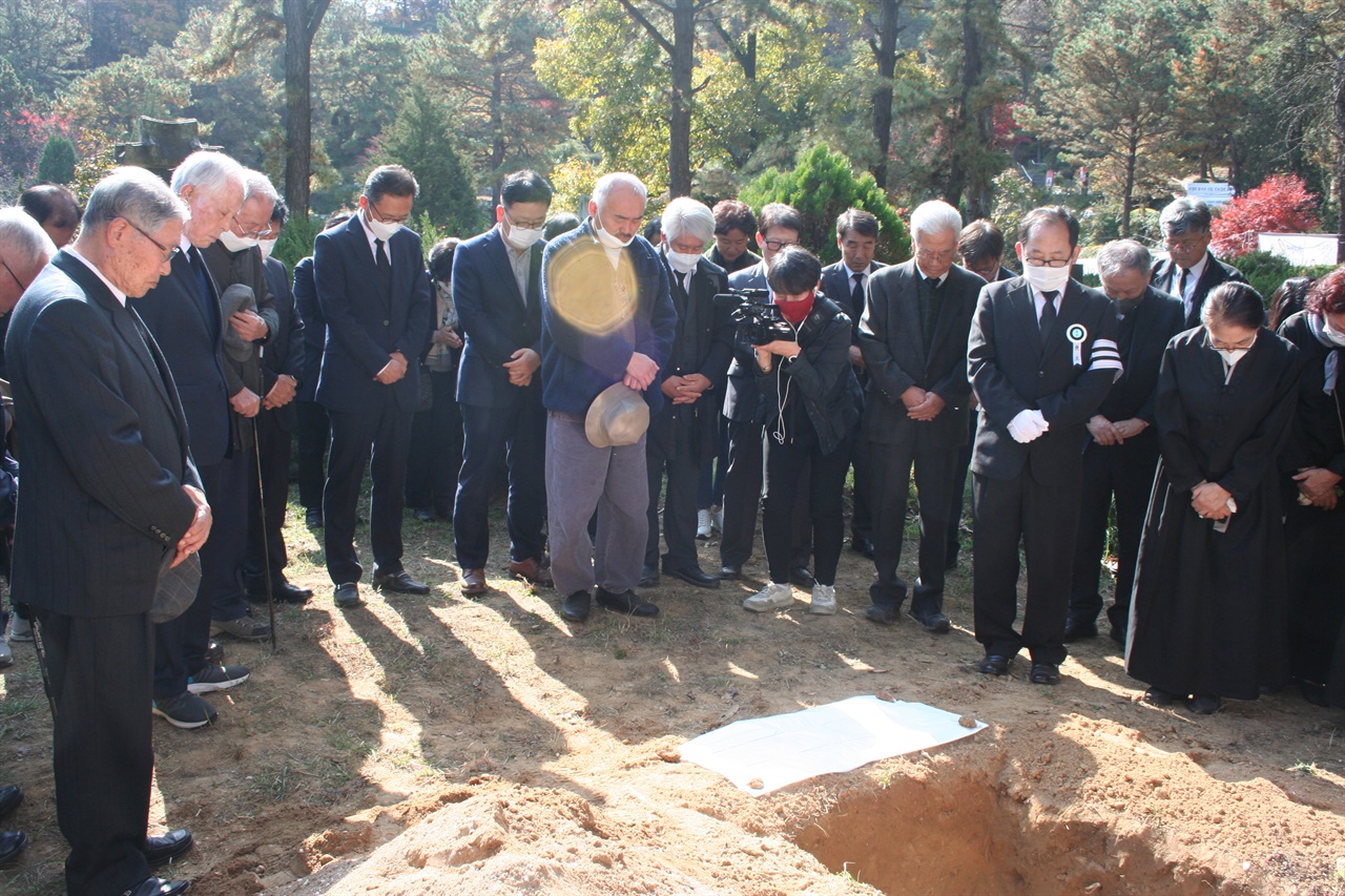 고 김금수 선생의 하관식에 참가한 추모객들이 묵념을 하고 있다.