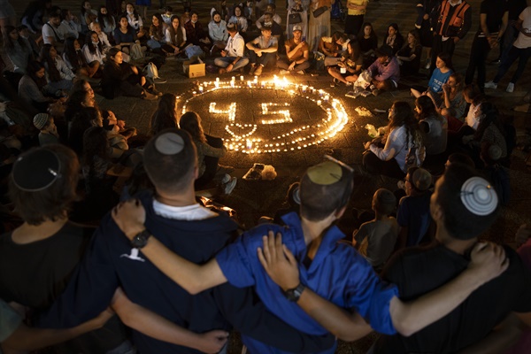 지난해 5월 2일(현지시간) 이스라엘 텔아비브에서 시민들이 유대교 전통 축제 '라그바오메르' 압사 사고 희생자를 추모하는 촛불 집회를 열고 있다. 숫자 '45'는 희생자 수를 뜻한다. 당시 4월 29일 이스라엘 북부 갈릴리의 메론산에서는 라그바오메르가 열리던 중 압사 사고가 발생해 45명이 숨지고 150여 명이 다쳤다.
