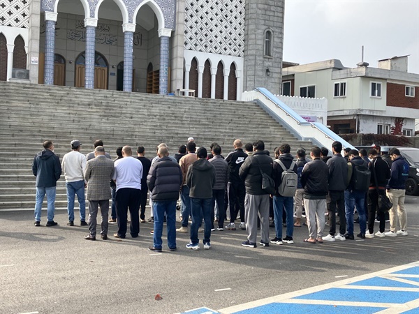 11월 1일 서울 한남동 이슬람 모스크 계단 앞마당에서 희생자 지나트씨에 대한 약식 장례의식이 치러지는 모습.