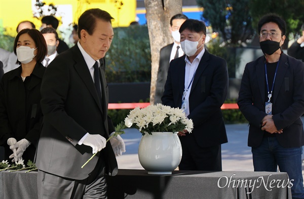 윤석열 대통령이 2일 오전 중구 서울광장에 마련된 이태원 사고 사망자 합동분향소를 찾아 조문하고 있다.