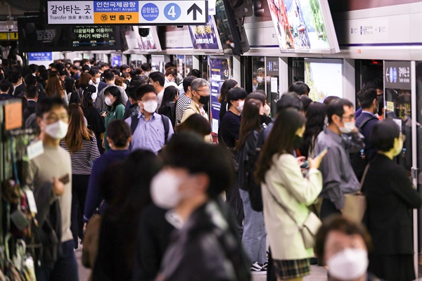 10월 6일 오전 서울 1호선 서울역에서 승객들이 지하철을 기다리고 있다.