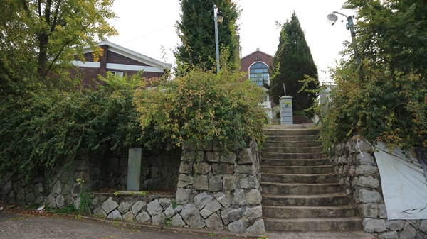 에틴저 마을 기념비가 교회 앞에 있다.
