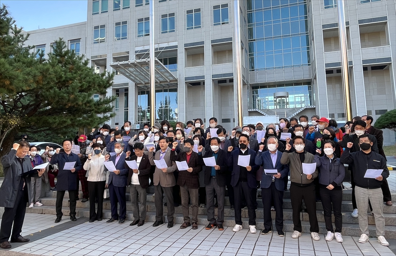 대전사랑시민협의회(회장 이현)는 2일 오후 대전시청 북문 앞에서 기자회견을 열고 "명분 없는 반대로 방위사업청 대전이전의 발목을 잡는 더불어민주당은 각성하라"고 촉구했다.