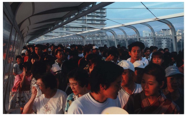 지난 2001년 7월 21일 압사 사고가 발생했던 일본 '아카시 시민 여름 축제 불꽃놀이' 당일 오후 6시50분경 촬영된 사진. 참사는 그로부터 2시간 후인 8시 40~50분경 발생했다. 