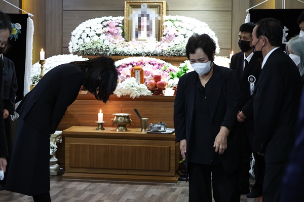 김건희 여사가 2일 오후 이태원 참사 고교생 희생자 빈소가 마련된 서울 노원구 한 장례식장을 방문, 유가족을 위로하고 있다, 