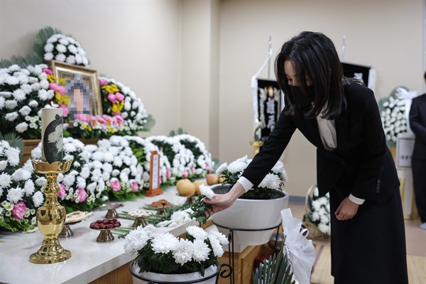 김건희 여사가 2일 오후 이태원 참사 희생자 빈소가 마련된 경기도 용인시 한 장례식장을 방문, 헌화하고 있다.