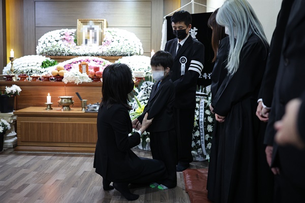 김건희 여사가 2일 오후 이태원 참사 고교생 희생자 빈소가 마련된 서울 노원구 한 장례식장을 방문, 누나를 잃은 남동생을 위로하고 있다. 