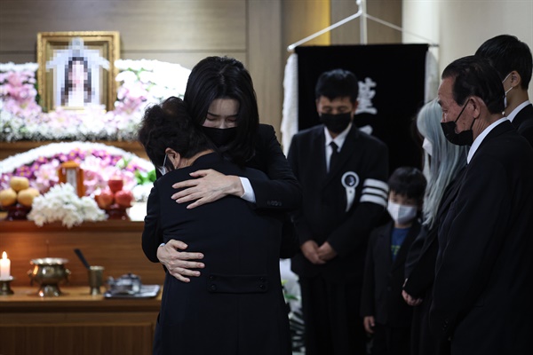 김건희 여사가 2일 오후 이태원 참사 고교생 희생자 빈소가 마련된 서울 노원구 한 장례식장을 방문, 유가족을 위로하고 있다, 