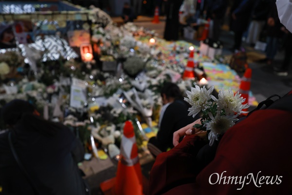 지난 2022년 11월 2일 오후 서울 용산구 이태원 압사 참사 현장 부근인 이태원역 1번 출구에 마련된 추모공간에서 시민들이 희생자들을 추모하고 있다.