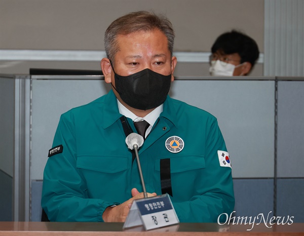 3일 오전 정부서울청사에서 열린 ‘이태원 사고 중앙재난안전대책본부 회의’에서 이상민 행정안전부 장관이 한덕수 국무총리의 모두발언을 듣고 있다.