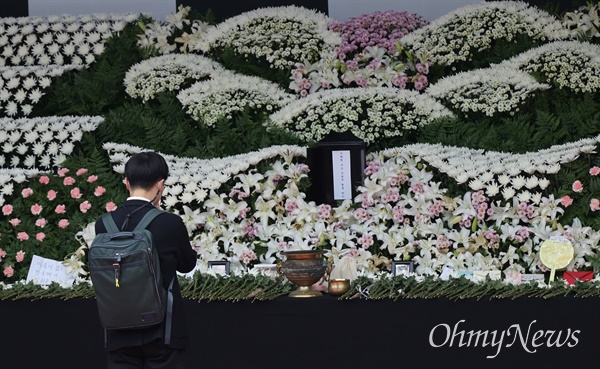 시민이 지난 3일 오전 중구 서울광장에 마련된 ‘이태원 사고 사망자 합동분향소’를 찾아 조문하고 있다.