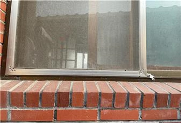 서산시 고북면 신상리의 한 주택 창문이 공장에서 발생한 분진에 덮여 있다.  

