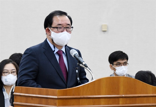  지난달 31일 부산시의회 신현석 부산연구원장 후보자를 상대로 인사검증을 실시하고 있다. 이날 공공기관장 후보자 인사검증 특별위원회 회의에 참석한 신 후보자의 모습.