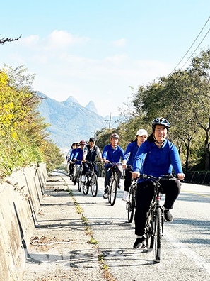 지난 22일 진안지역 발달장애학생들이 지역주민들과 자전거 트래킹에 참가하고 있다. 