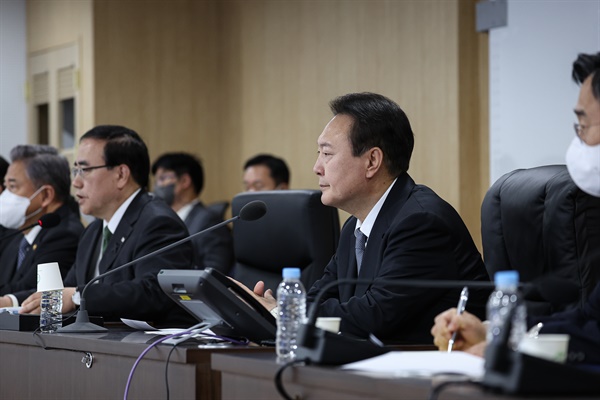 윤석열 대통령이 3일 오전 용산 대통령실 김성한 국가안보실장 주재로 개최된 국가안전보장회의(NSC) 상임위원회에 임석해 김 실장의 발언을 경청하고 있다.