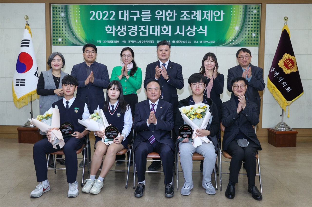 왼쪽부터 전진영 학생, 전유리 학생, 이만규 의장, 김경민 학생, 양준호 대표