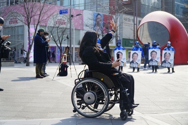 홍서윤씨가 더불어민주당 이재명 대선 후보 선거운동을 하는 모습