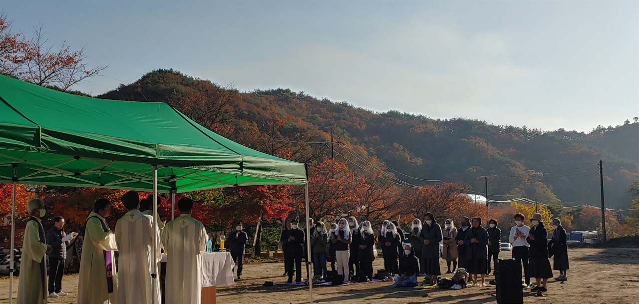 지난 2일 천주교 대전교구 정의평화위원회가 대전 골령골에서 희생자들을 위한 위령미사를 봉헌하고 있다.