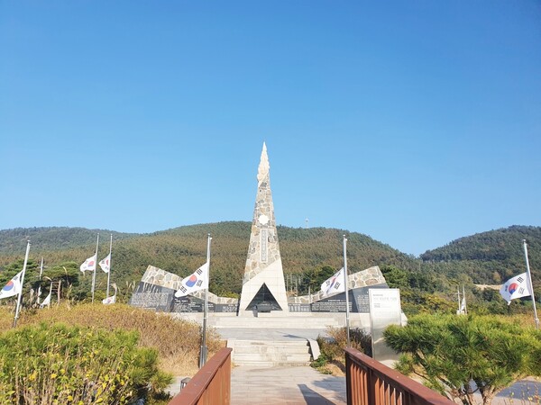 이태원 참사로 조기 게양된 신지항일운동탑 주변의 모습.                     