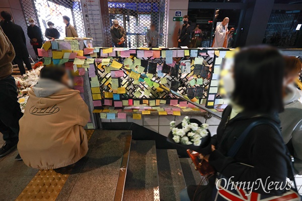 지난 2022년 11월 3일 저녁 서울 용산구 이태원역 1번 출구에서 내외국인들이 이태원 압사참사 희생자들을 추모하고 있다.