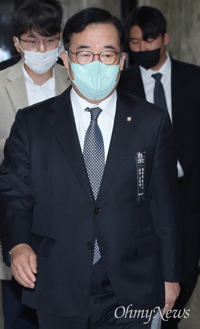 박성중 국민의힘 의원이 지난 4일 서울 여의도 국회에서 열린 원내대책회의에 참석하고 있다. 
