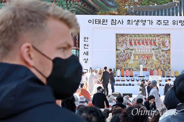 이태원 압사 참사 희생자를 추모하기 위한 추모 위령법회가 4일 오후 3시 서울 종로구 조계사에서 엄수됐다. 법회에는 여러 외국인들도 참석했다.