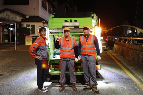 운전원 한 명, 상차원 두 명으로 총 세 명이 한 조가 돼 쓰레기 수거 작업에 나선다. 사진은 유필성 운전원, 윤경범 상차원, 김영일 상차원.