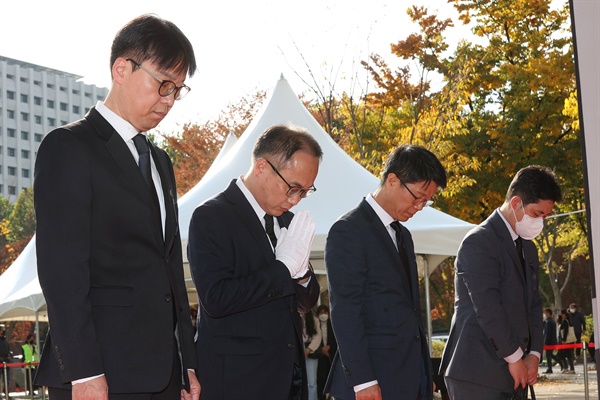 이원석 검찰총장(사진 왼쪽에서 두 번째)이 31일 서울광장에 마련된 이태원 사고 사망자 합동분향소를 방문해 조문하고 있다.