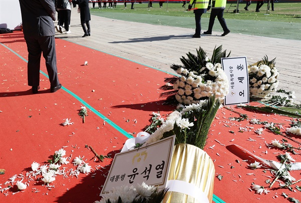  이태원 참사 유족이 부순 윤석열 대통령과 오세훈 서울시장 근조화환.