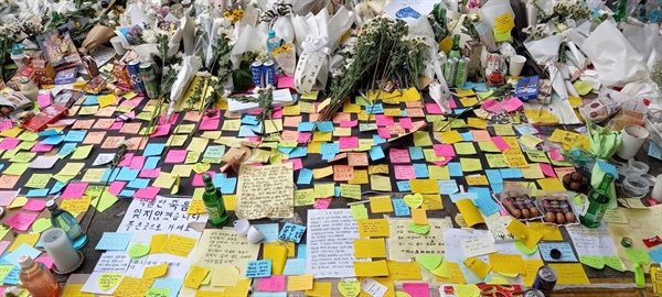 이태원 참사 희생자들을 애도하는 시민들의 추모글을 만나다.