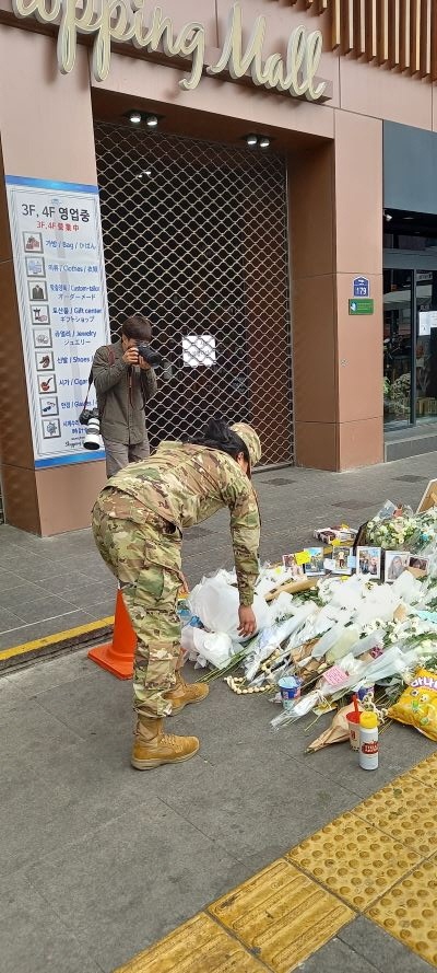 이태원참사 희생자들을 애도하는 외국인 이태원참사 희생자들을 애도하는 외국인을 만나다.