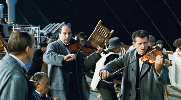  영화 〈타이타닉〉중 침몰하는 배 위에서 연주를 시작하는 연주자들