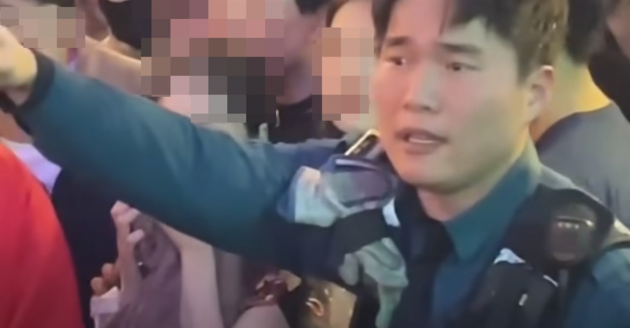 지난달 29일 이태원 참사 당일 시민들의 통행을 정리하고 있는 김 경사의 모습. 사진 유튜브 채널 ‘니꼬라지TV’ 갈무리